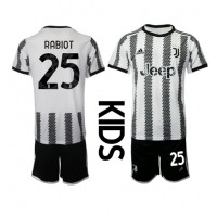 Fotbalové Dres Juventus Adrien Rabiot #25 Dětské Domácí 2022-23 Krátký Rukáv (+ trenýrky)